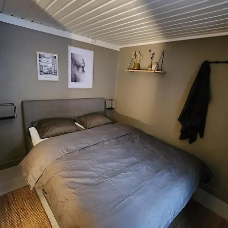 Idyllic Snekkerstuvarpet With Its Own Pier Hébergement de vacances *